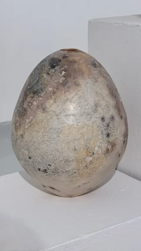 צורת ביצה שרופה בבור על כן