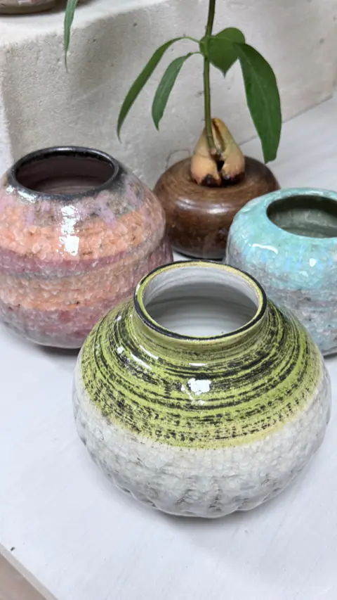 כדים קטנים בוורוד, בירוק ובתכלת